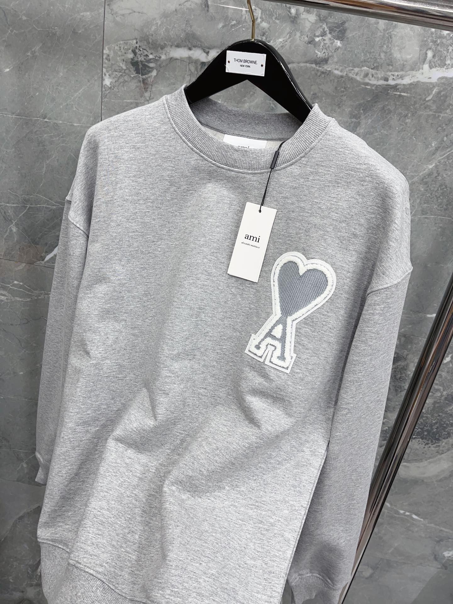Schwarz-grau-weißes Trikot