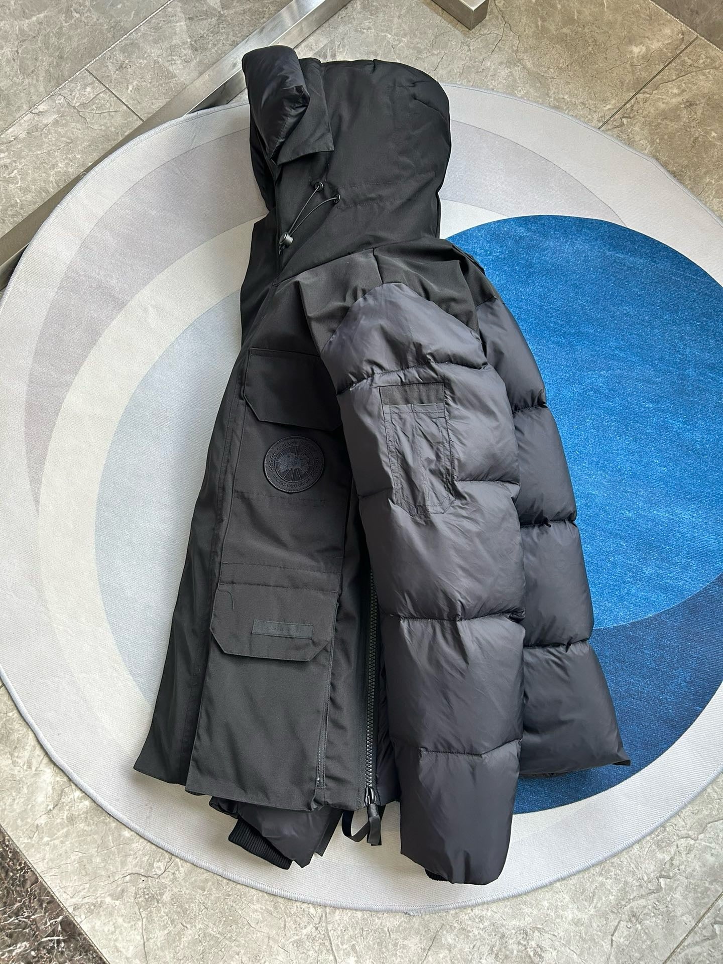 Weiße, graue und schwarze Jacke