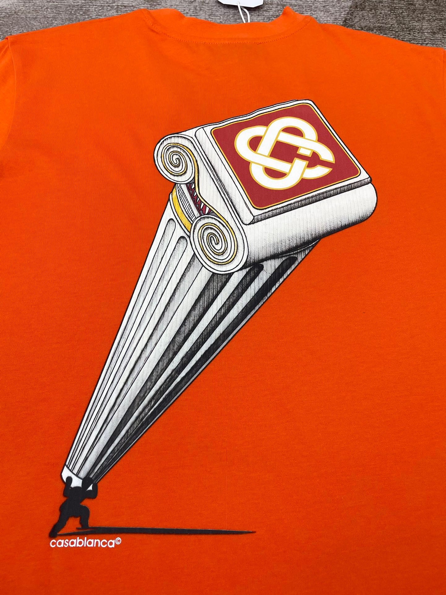 Orangefarbenes T-Shirt