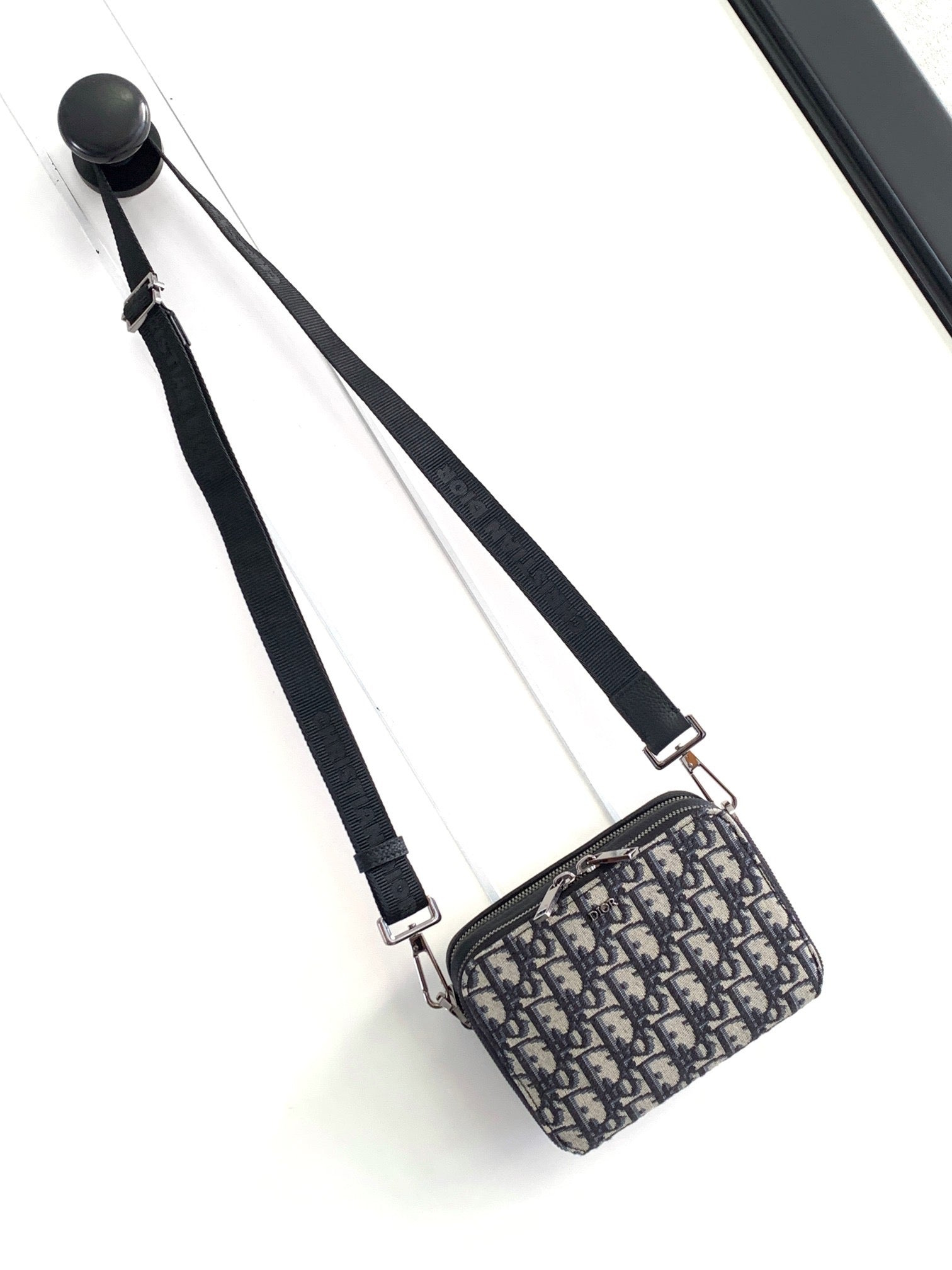Aprikosen- und schwarze Tasche