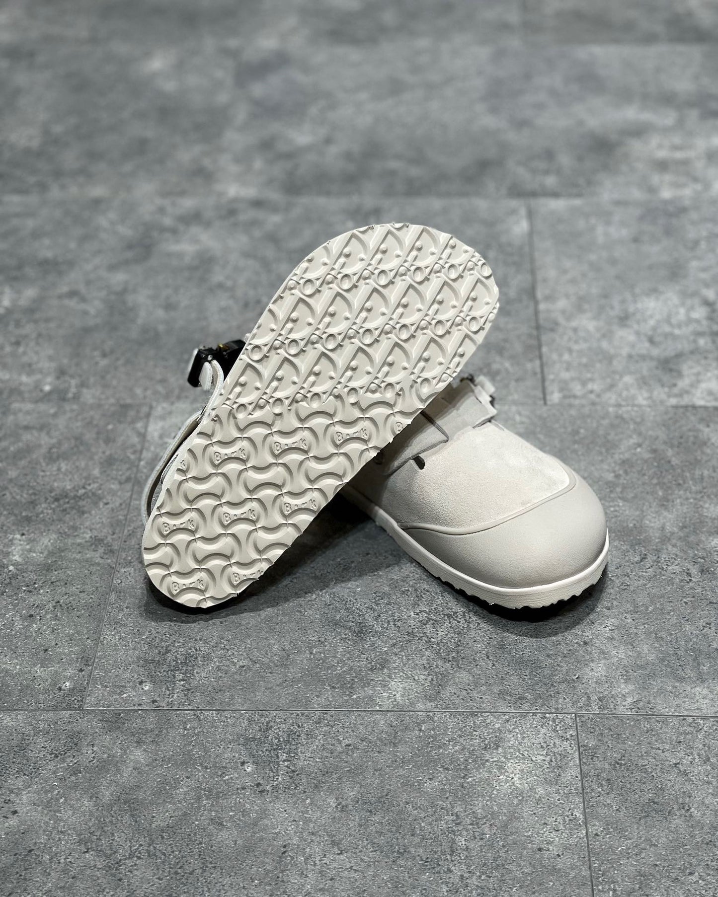 أحذية باللون الأسود والرمادي والأبيض العاجي