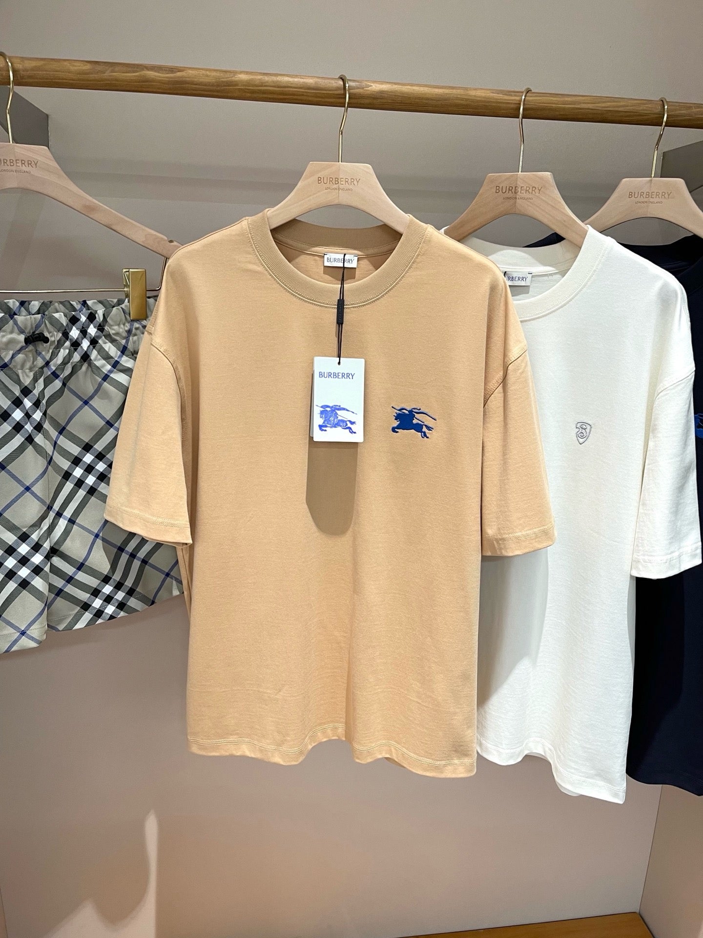 Dunkelblaues und khakifarbenes T-Shirt