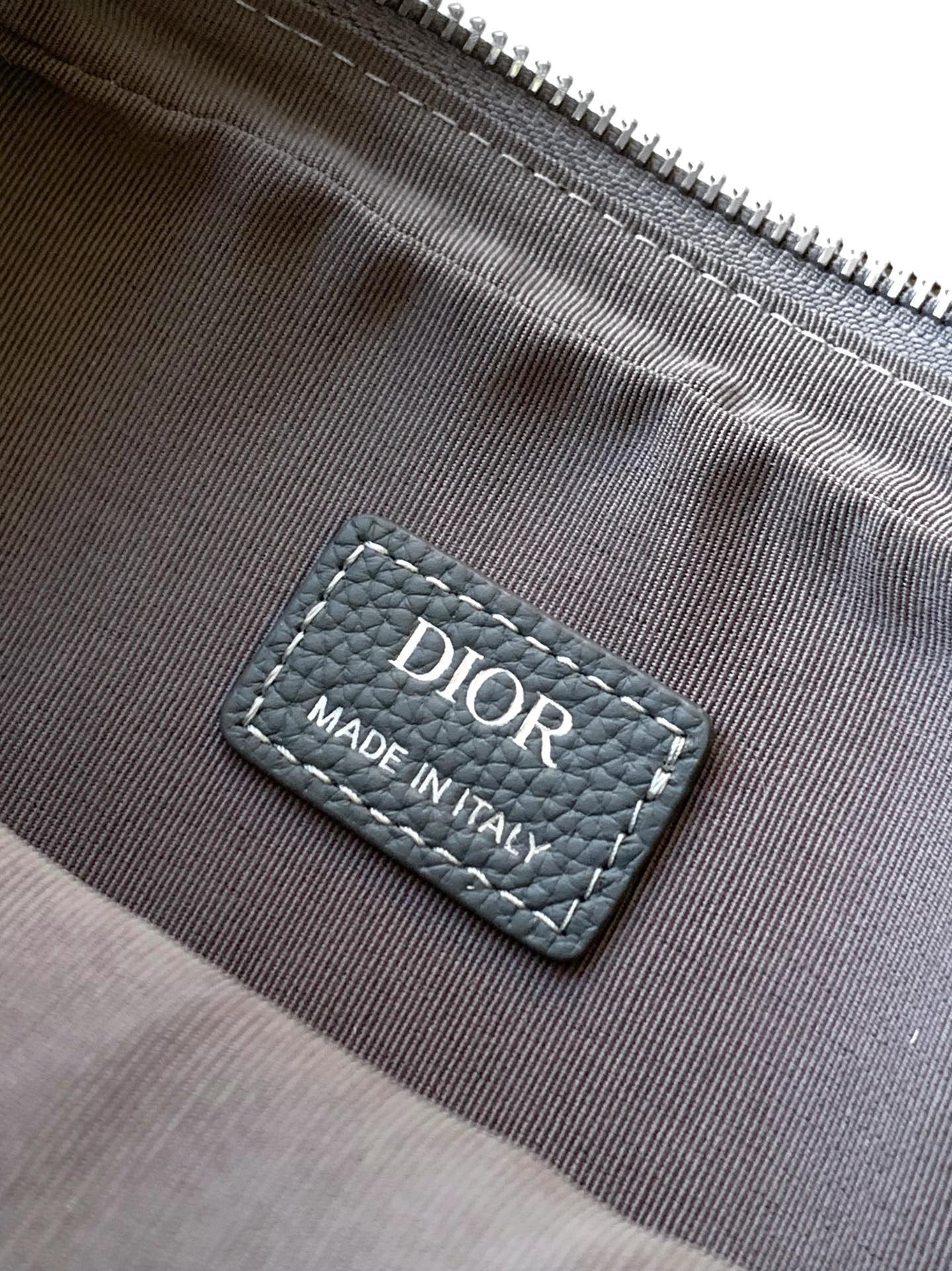 Graublaue und schwarze Tasche