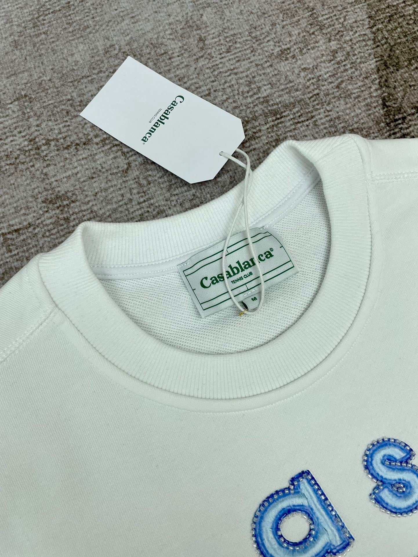 سويت شيرت أبيض وأسود