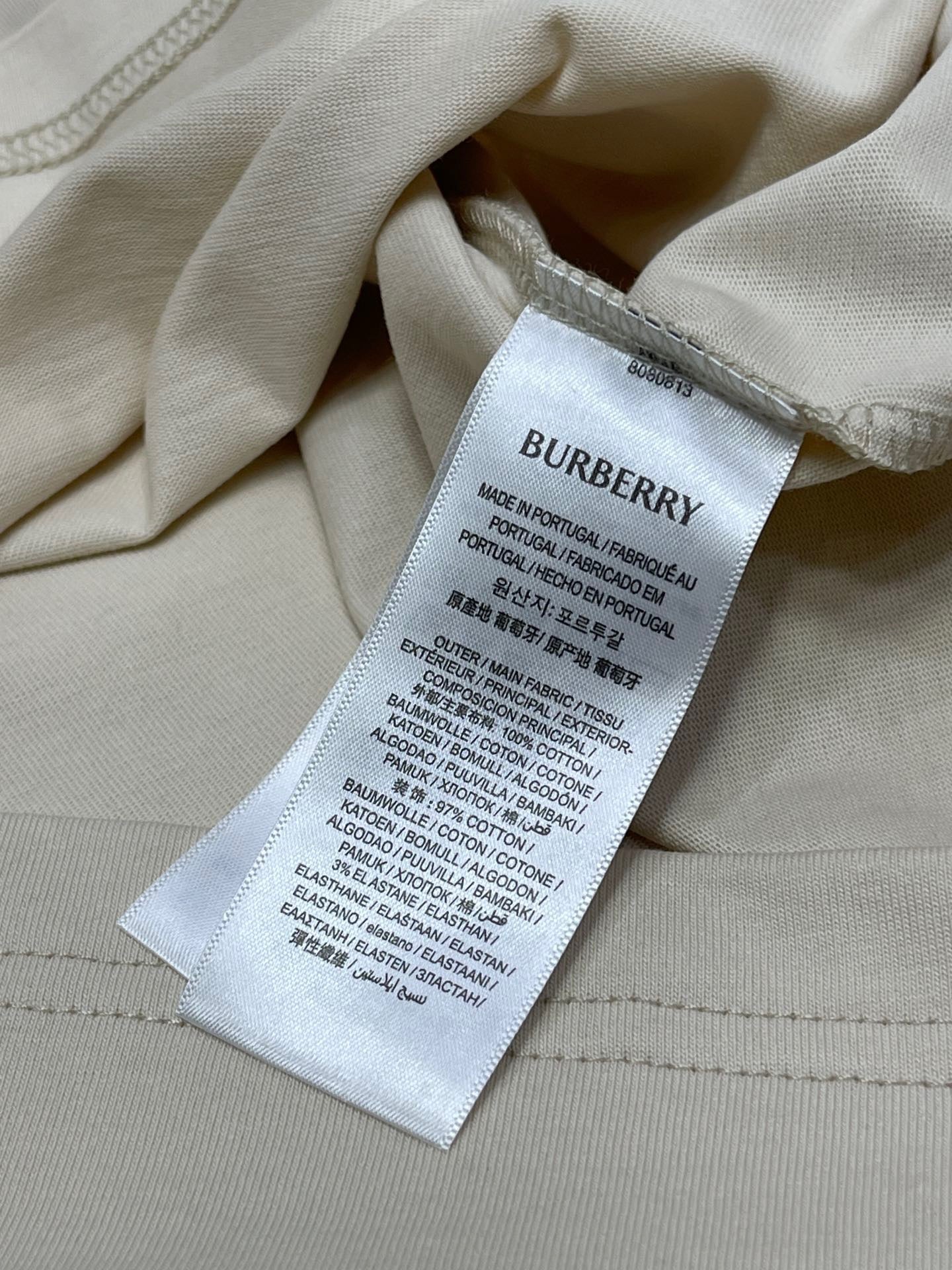 Weißes, grünes und schwarzes T-Shirt