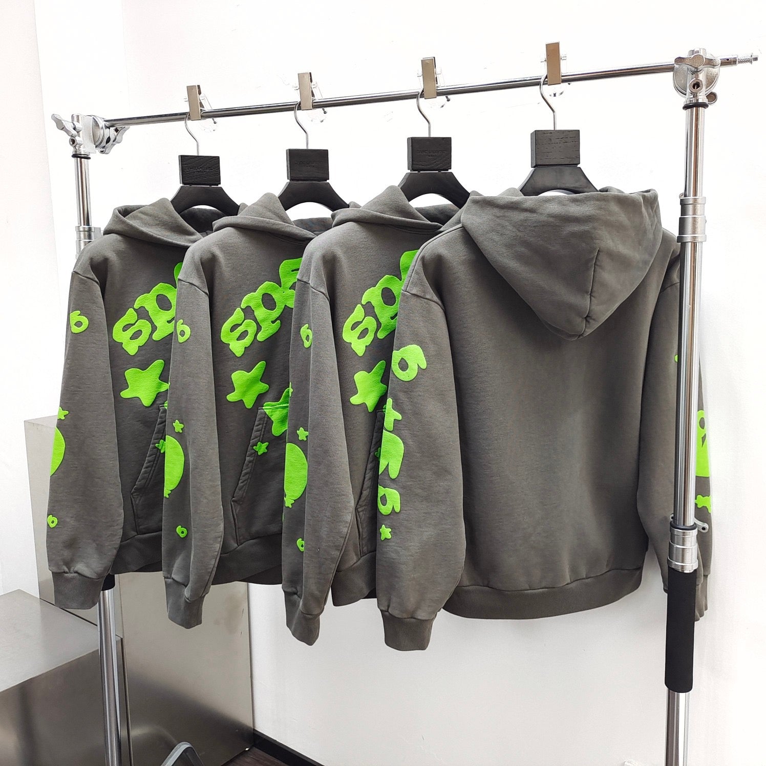 Dunkelgrauer Hoodie