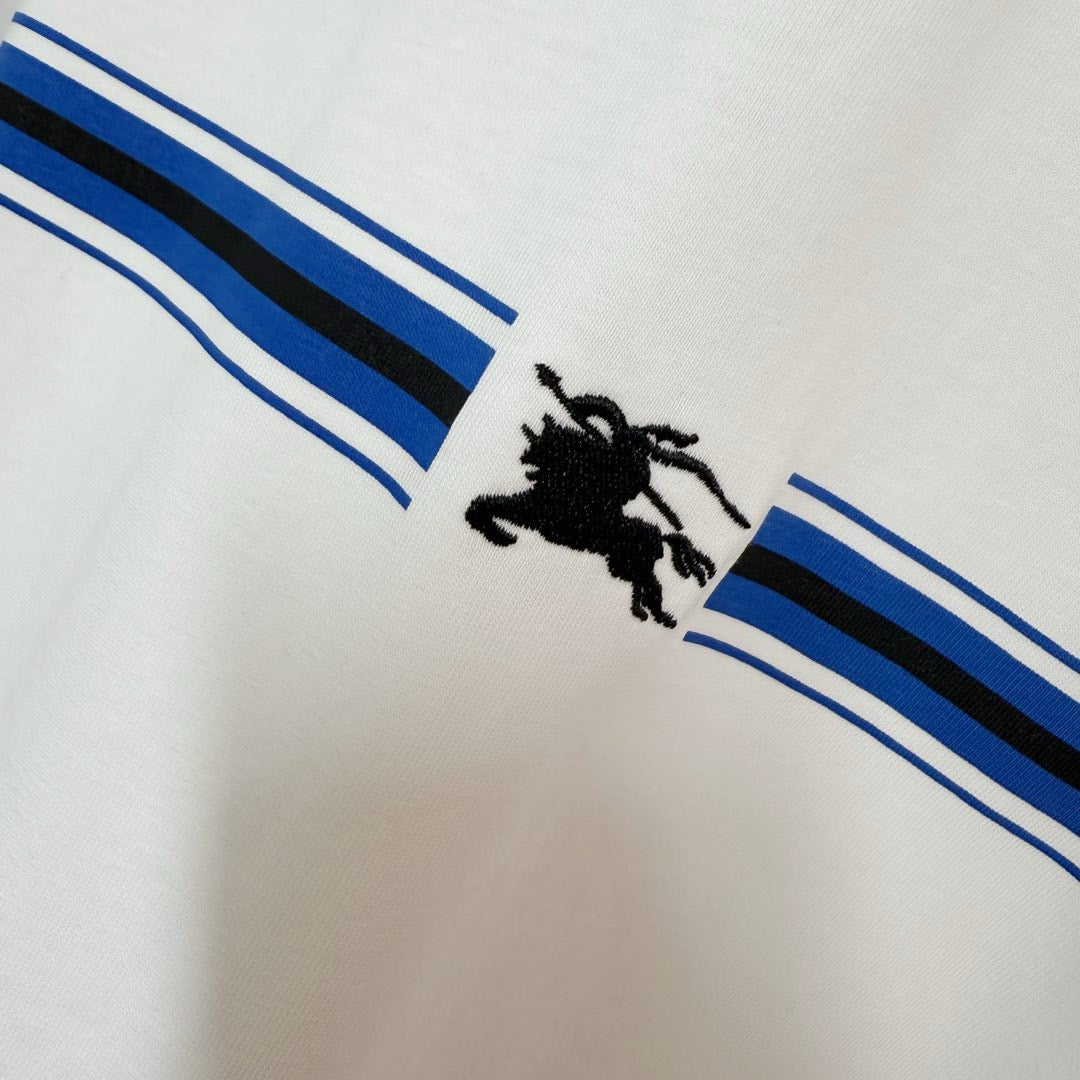 Schwarz-weißes T-Shirt