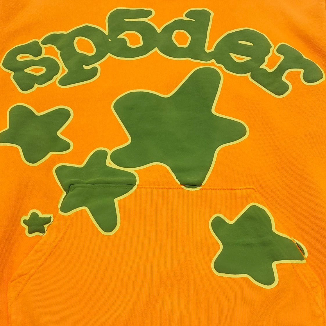 Orangefarbener Kapuzenpullover