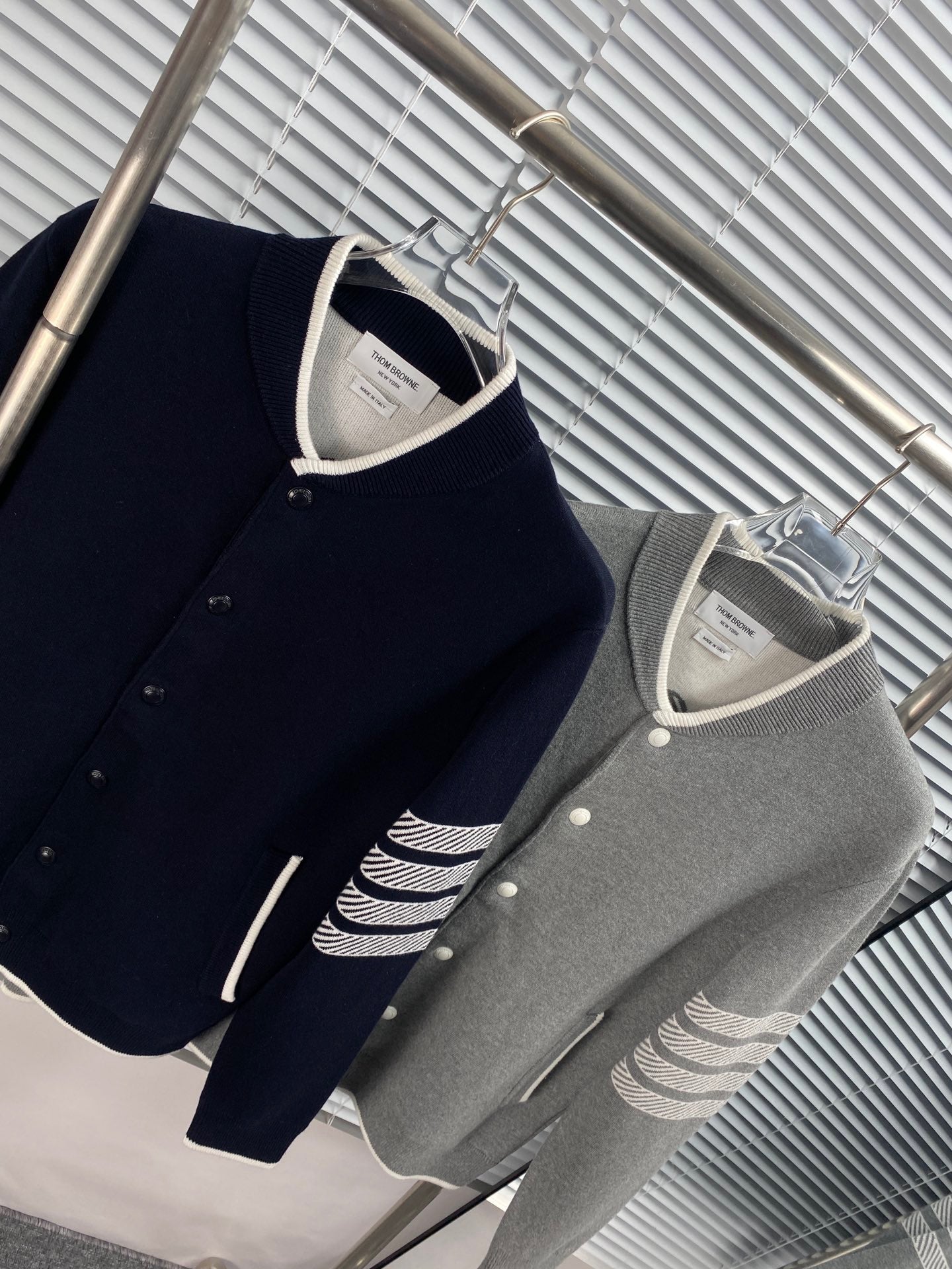 Blaue und graue Jacke