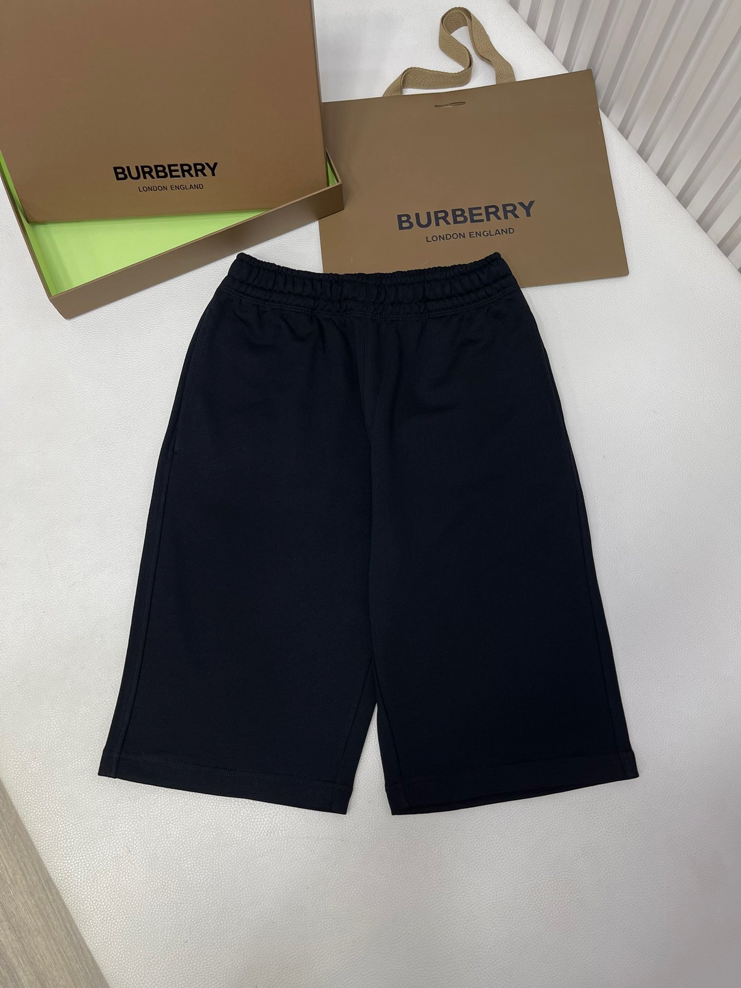 Schwarz, Weiß und Grün Short