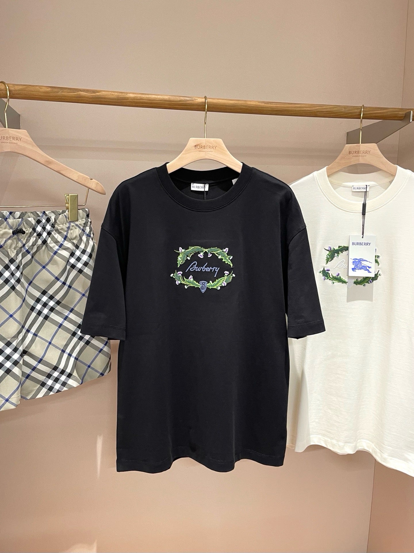 تي شيرت أبيض وأسود