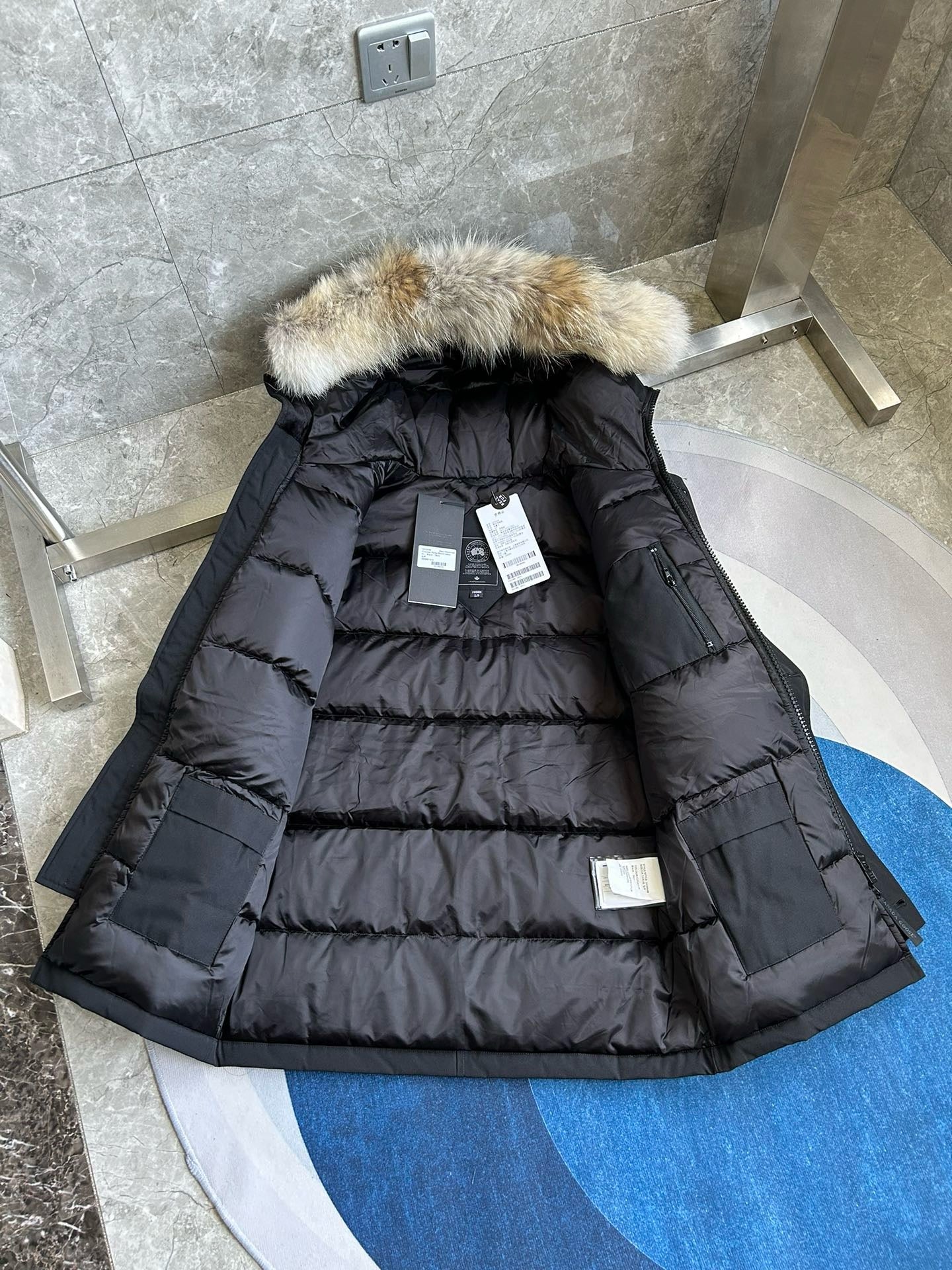 Schwarze und graue Jacke