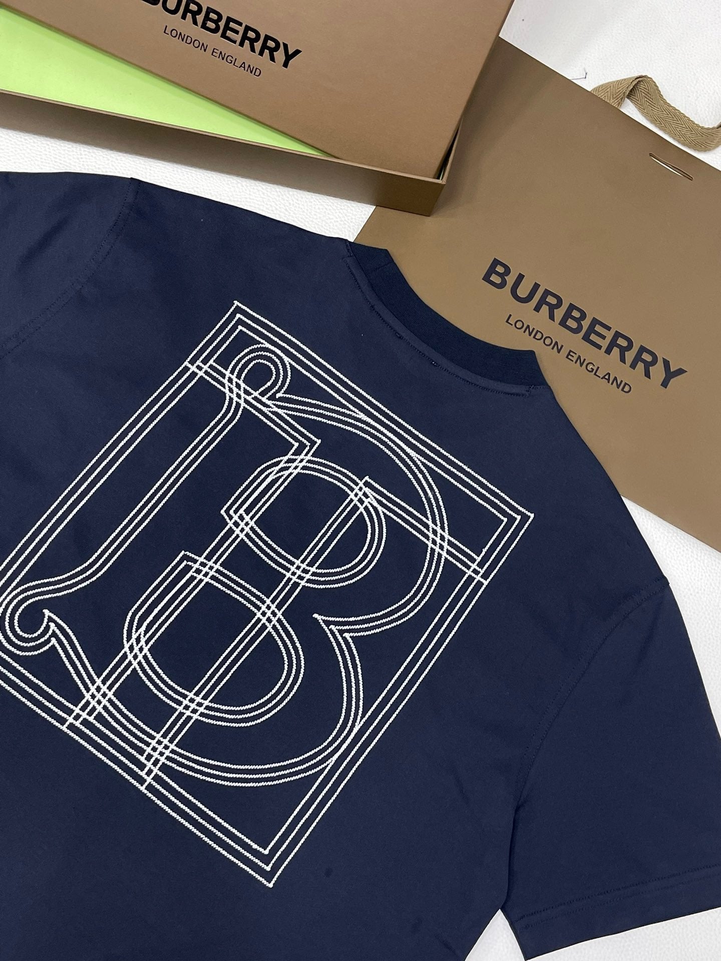 Schwarzes, weißes und blaues T-Shirt