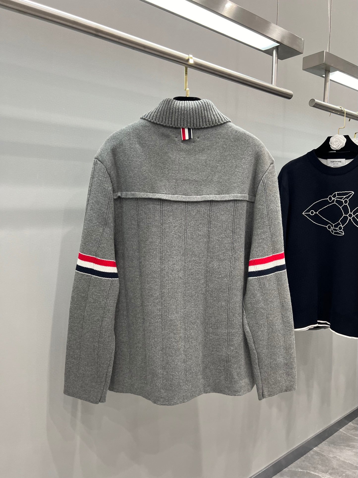 سترة متعددة الألوان