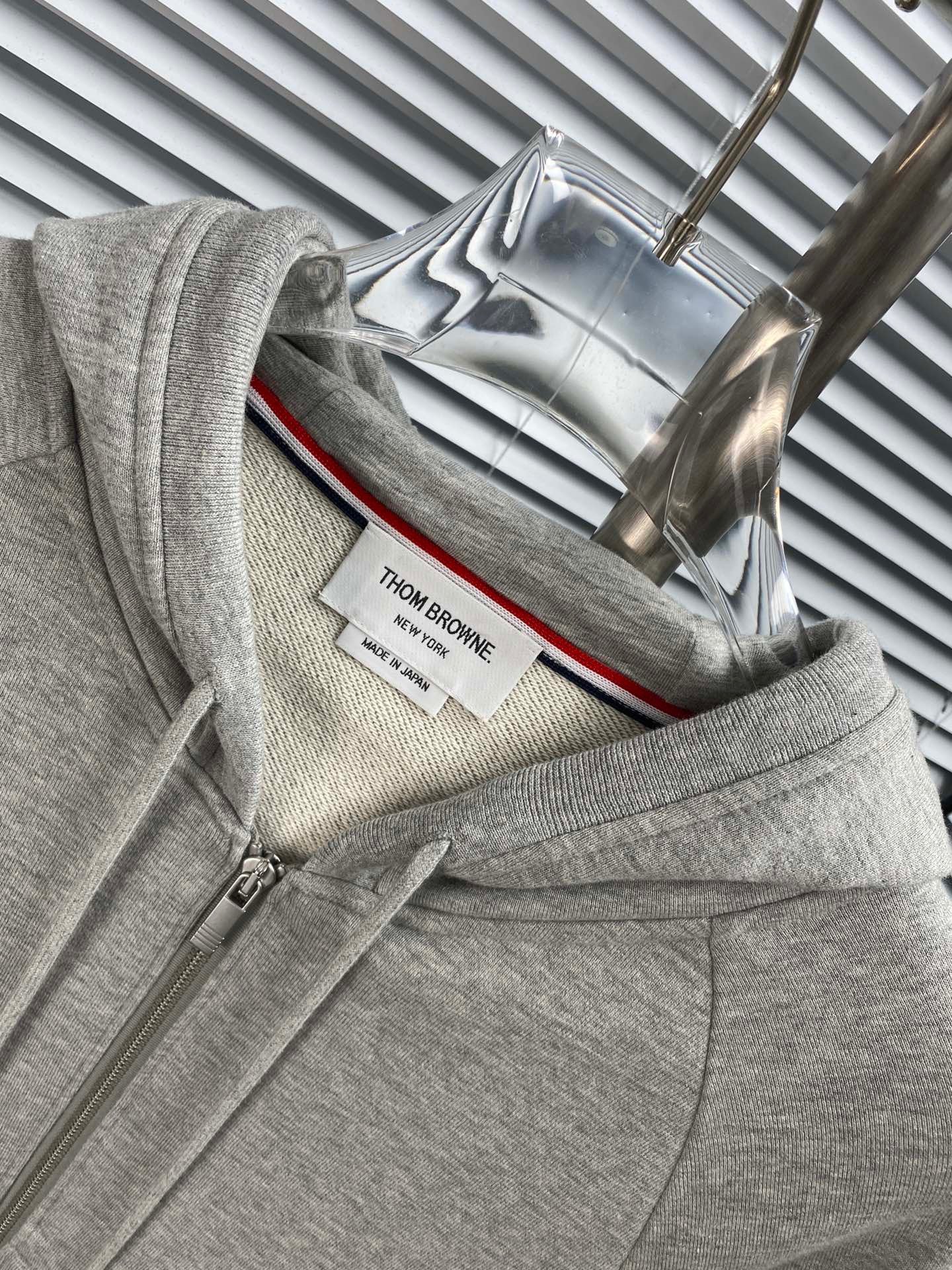 Dunkelblaue und graue Jacke