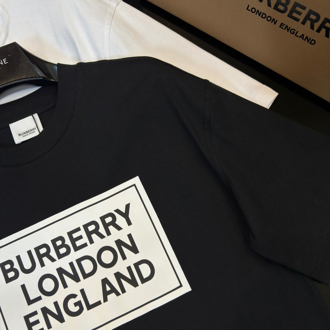 Schwarzes, weißes, khakifarbenes und graues T-Shirt