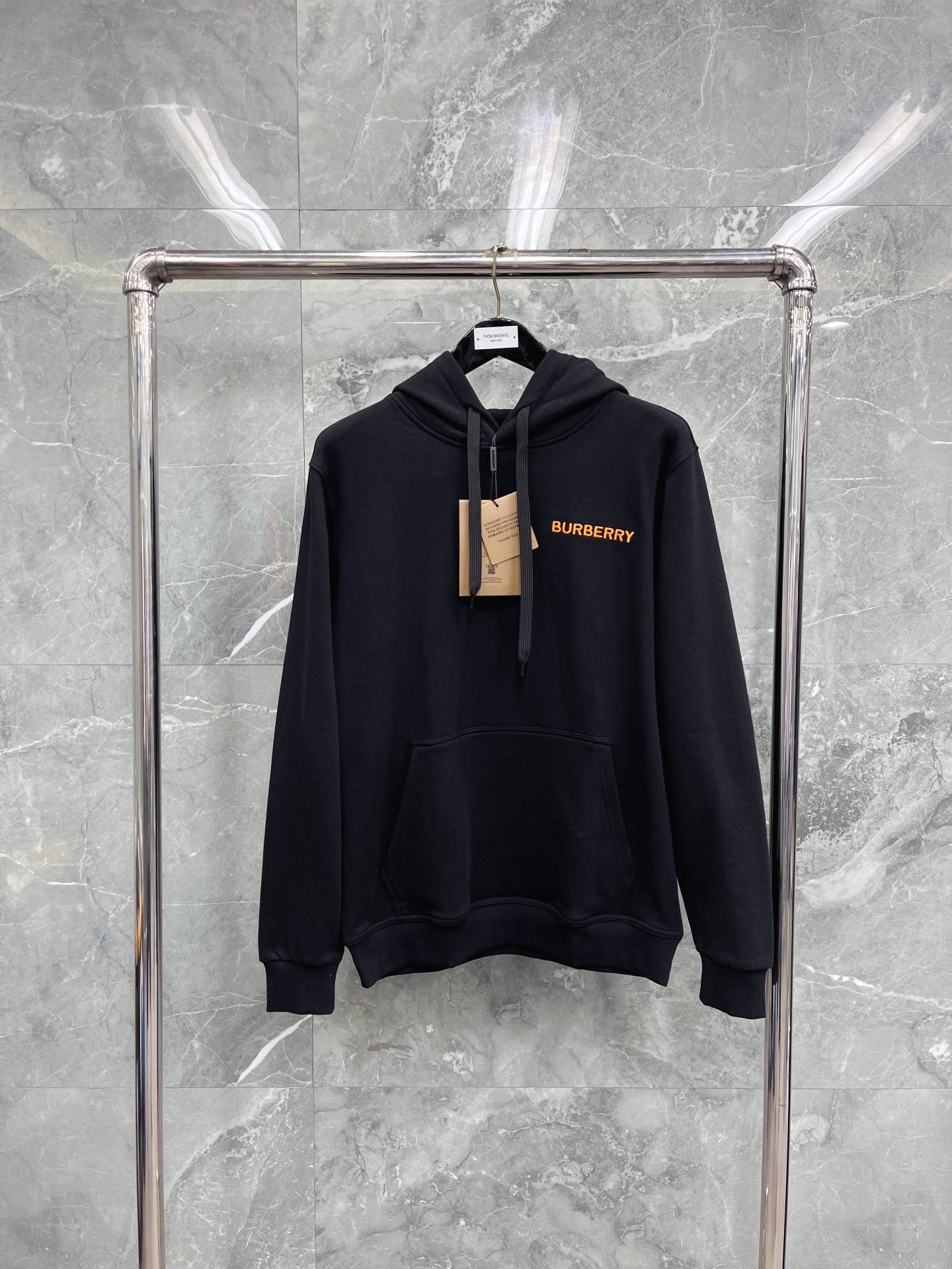 Schwarzer, dunkelblauer und orangefarbener Hoodie