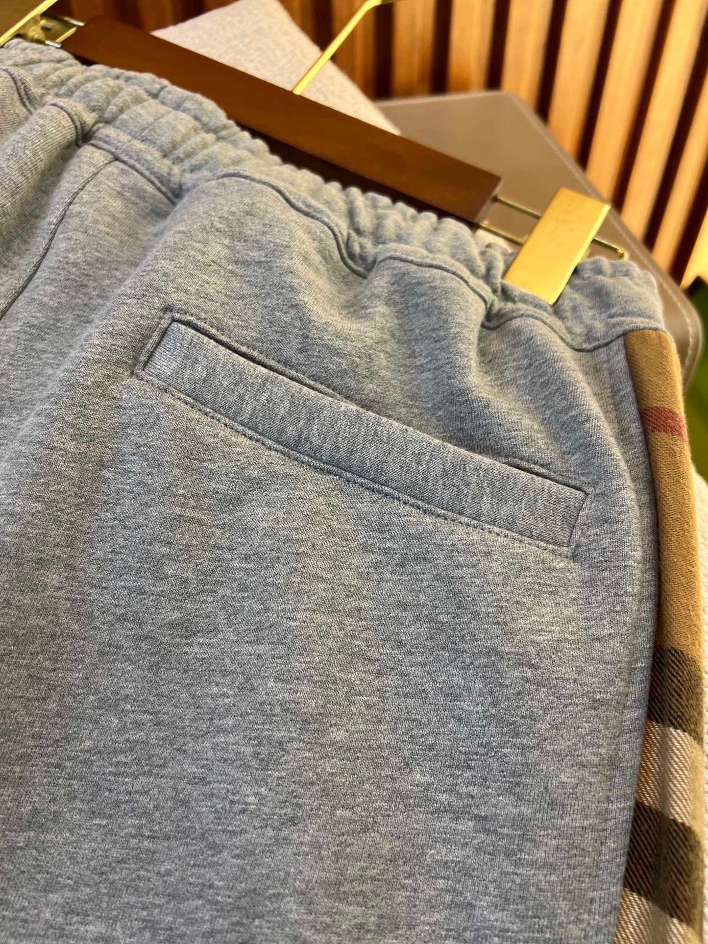 Schwarze, graue, khakifarbene und blaue Hose