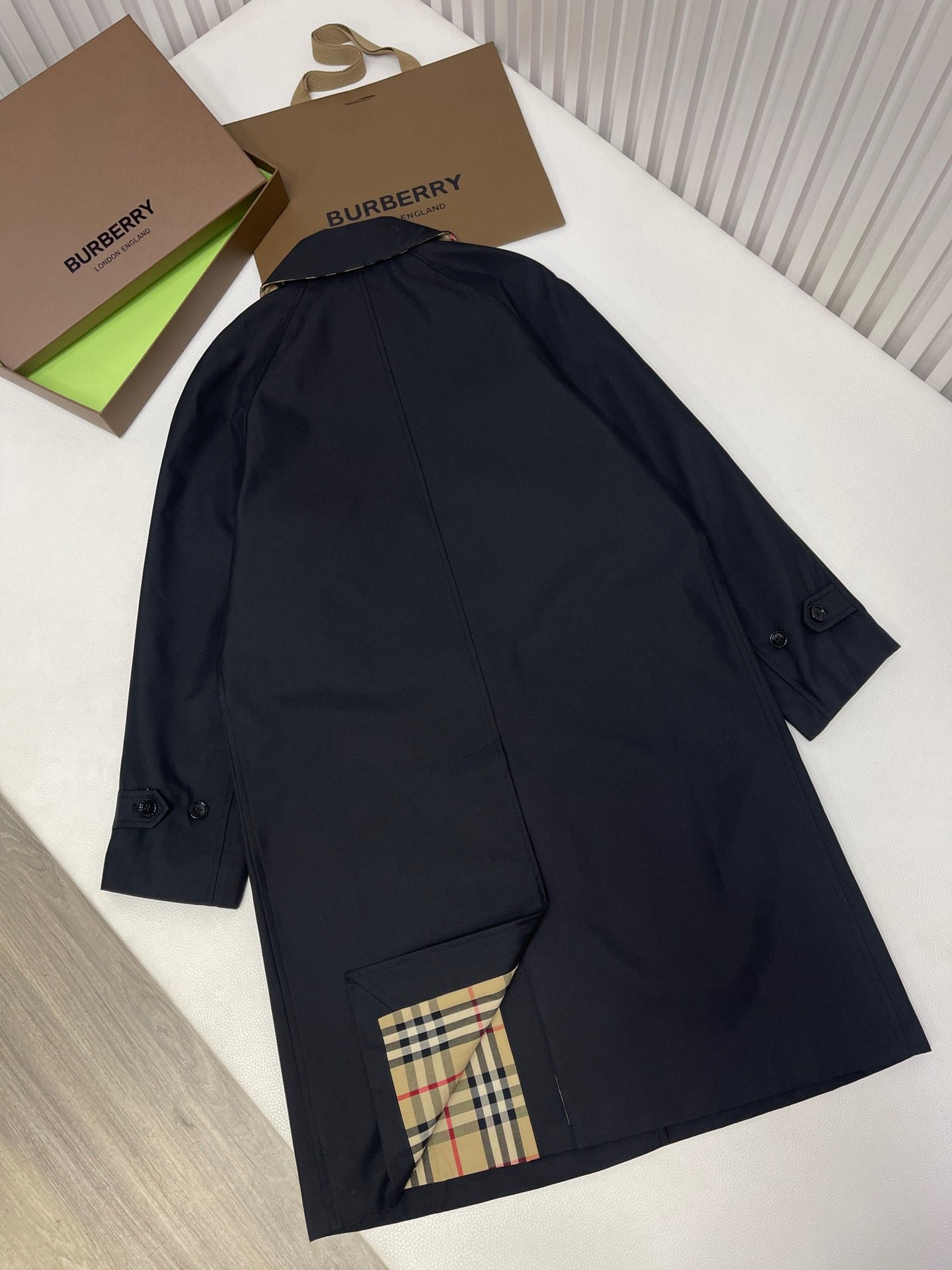 Schwarze und khakifarbene Jacke
