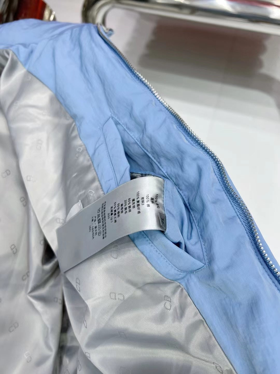 Schwarze und hellblaue Jacke