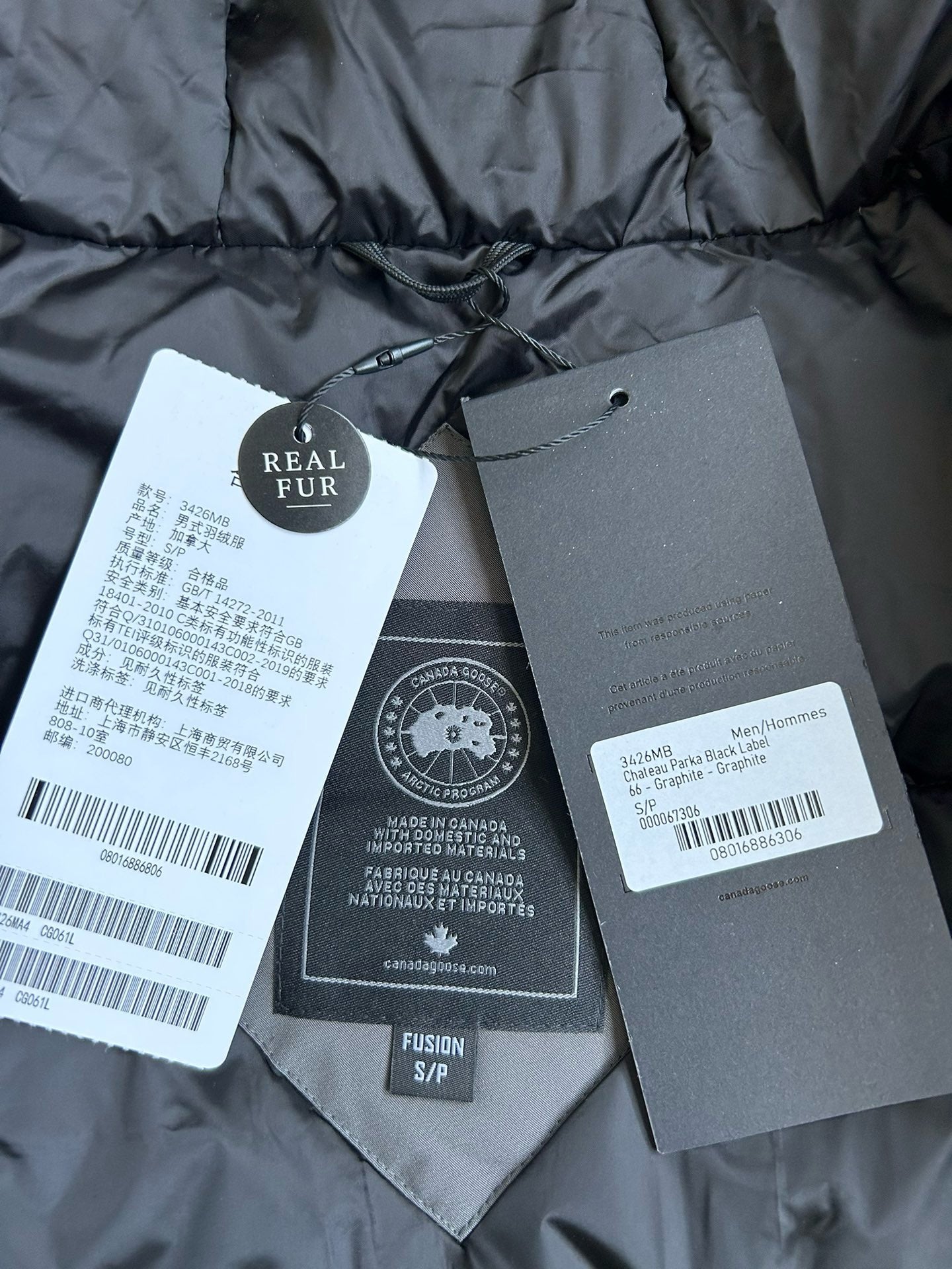 Schwarze und graue Jacke