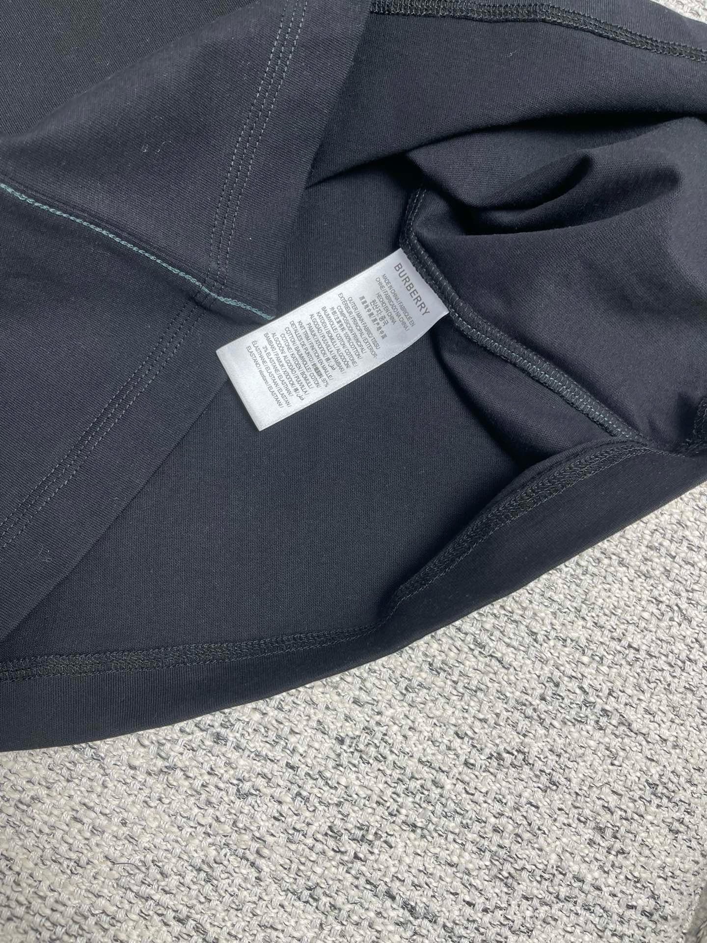 Mehrfarbiges T-Shirt