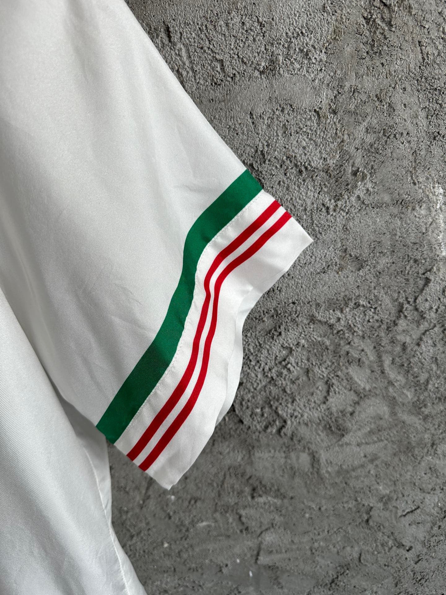 قميص متعدد الألوان