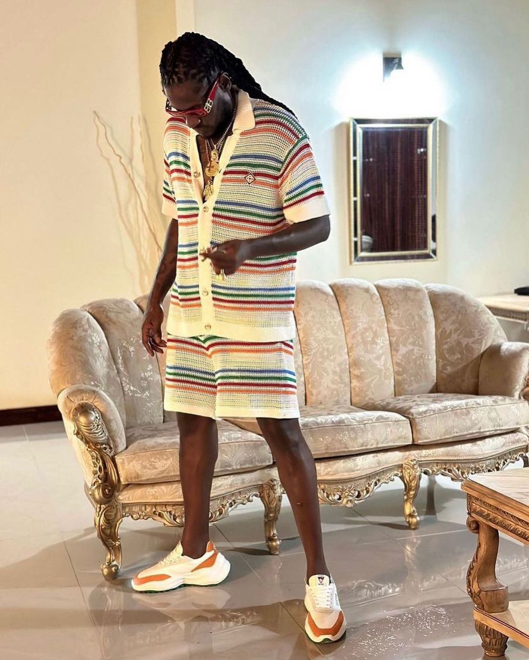 قميص متعدد الألوان