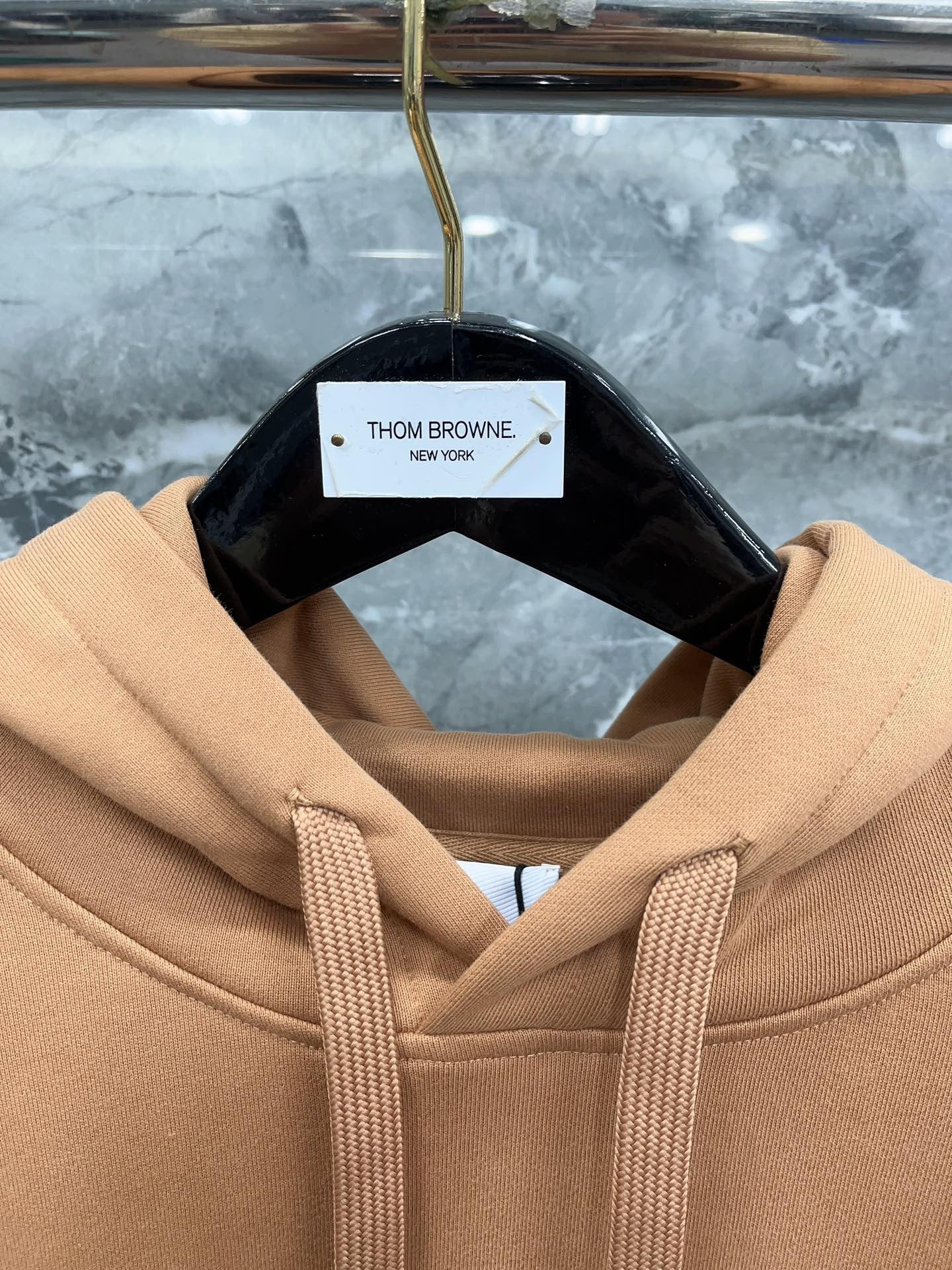 Kapuzenpullover in Schwarz, Khaki, Blau und Rot