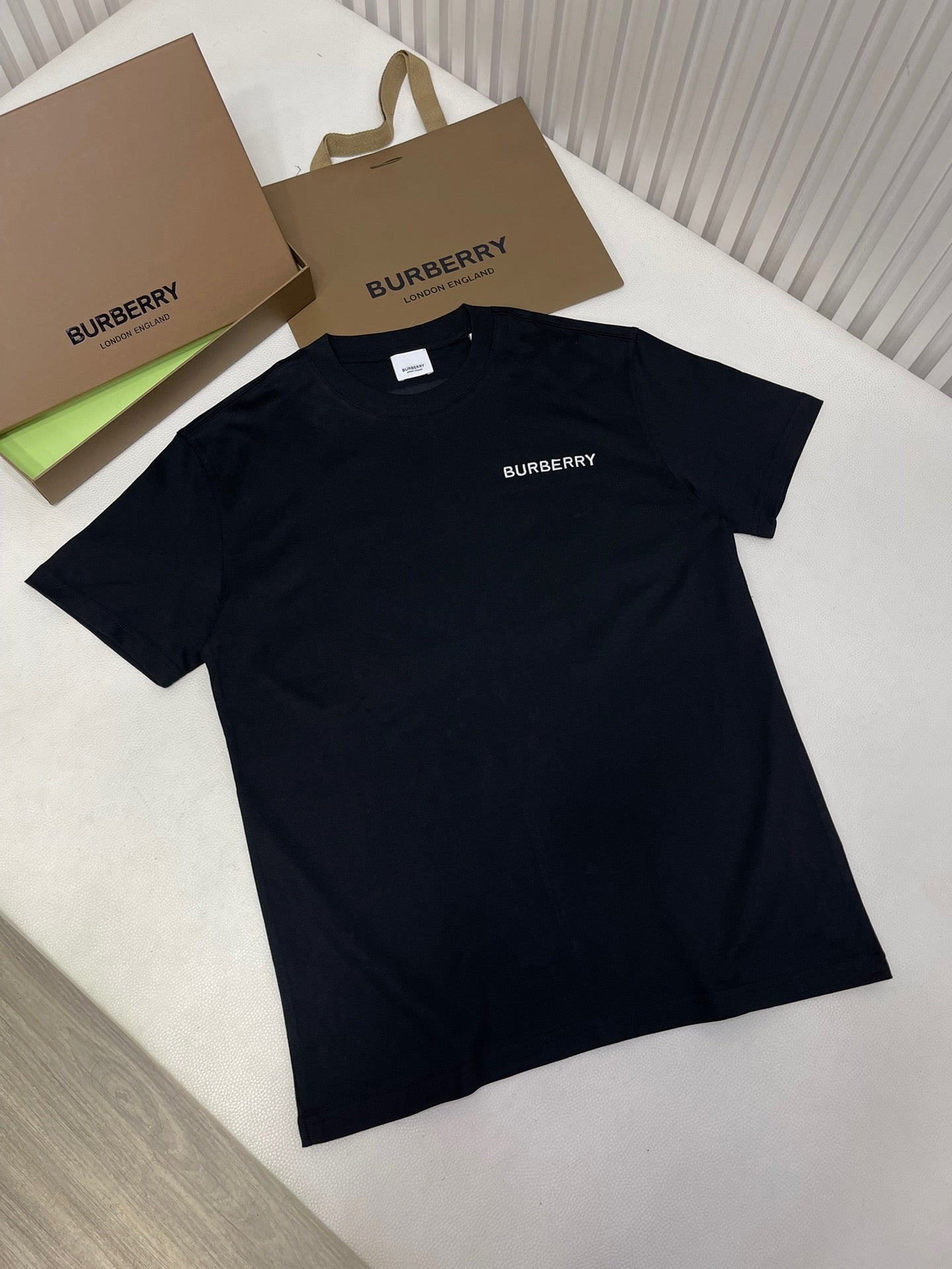 Schwarzes, weißes und blaues T-Shirt