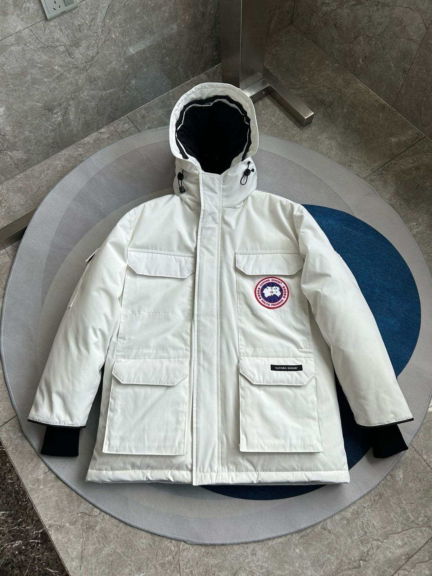 Weiße, graue, rote und schwarze Jacke