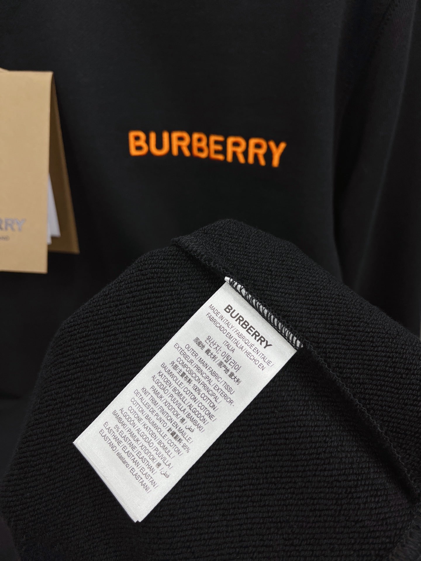Schwarzes, dunkelblaues und orangefarbenes Trikot