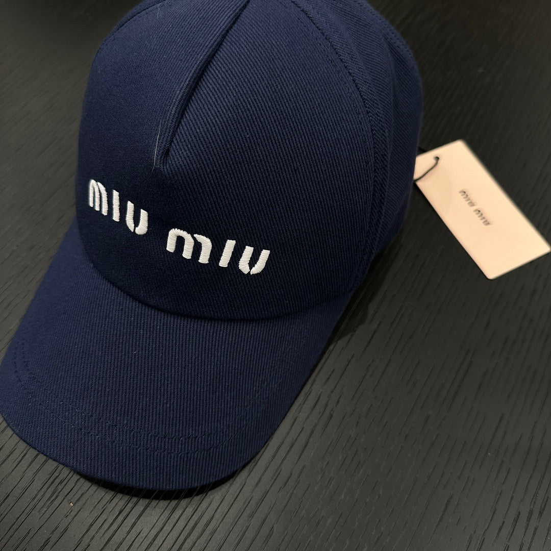 Schwarze und blaue Kappe
