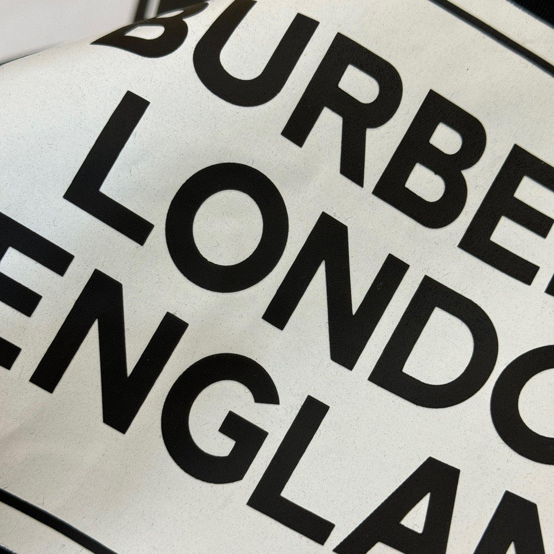 Schwarzes, weißes, khakifarbenes und graues T-Shirt