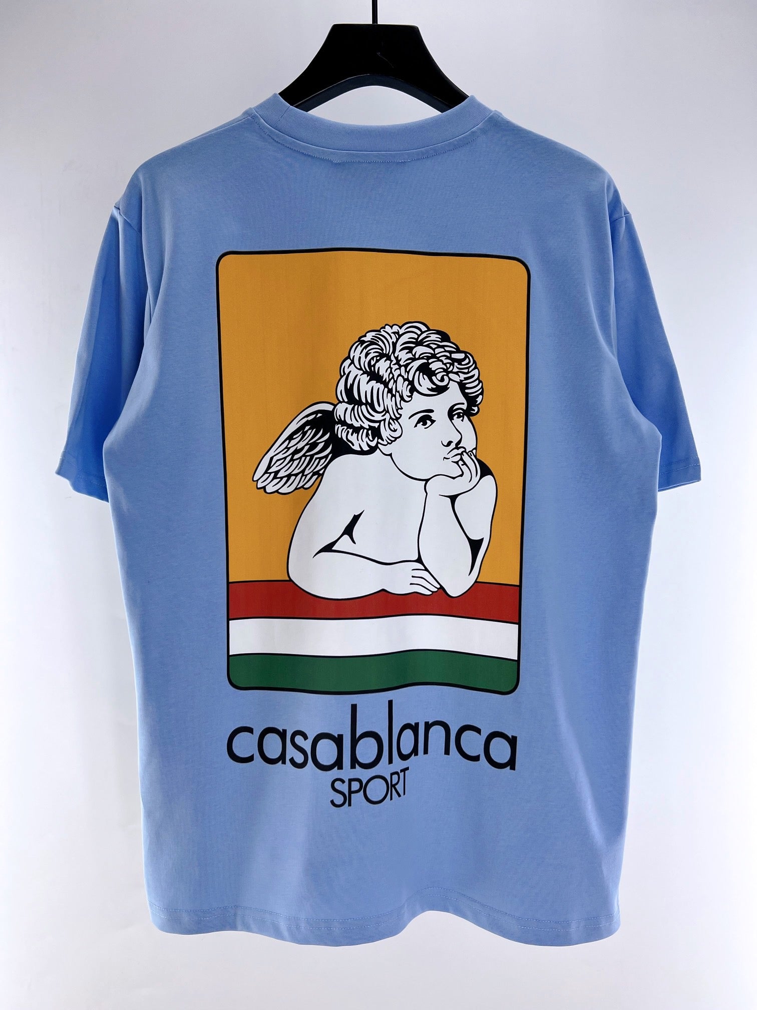 Himmelblaues und weißes T-Shirt
