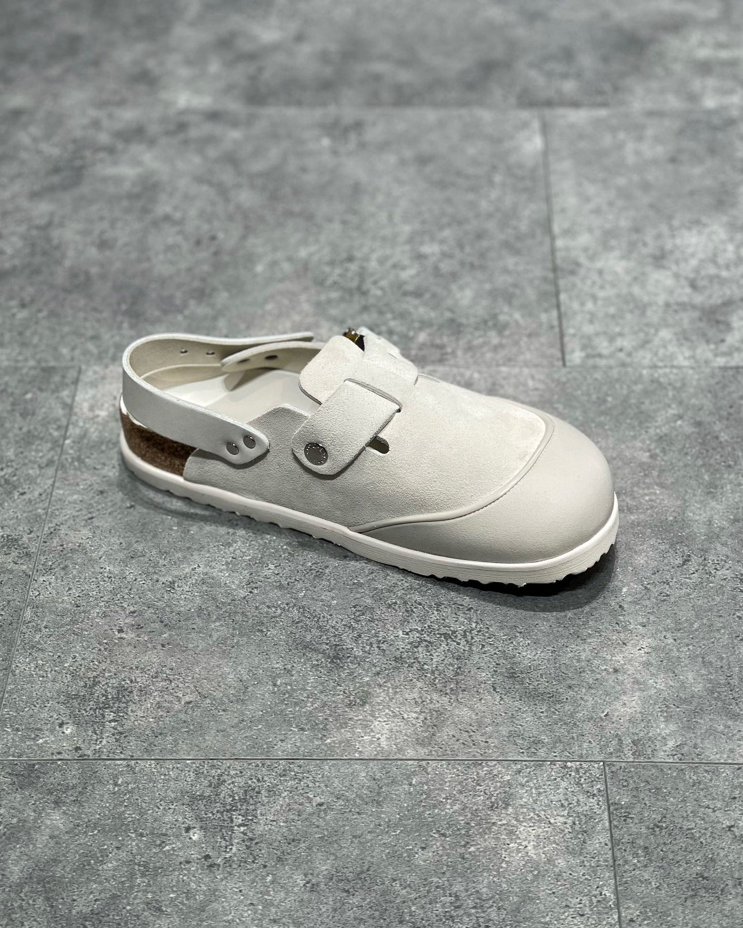 أحذية باللون الأسود والرمادي والأبيض العاجي