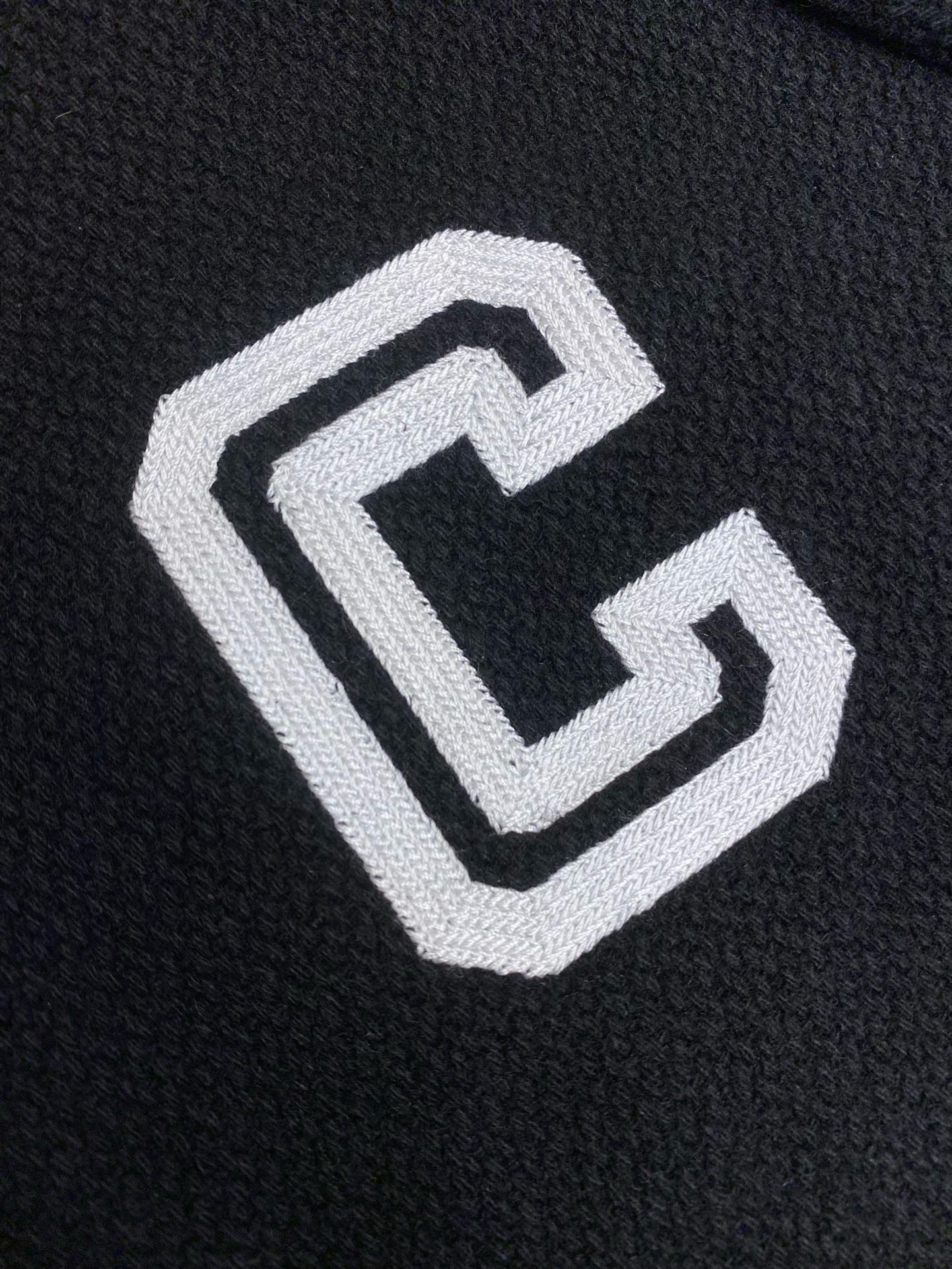 Chaqueta blanca y negra