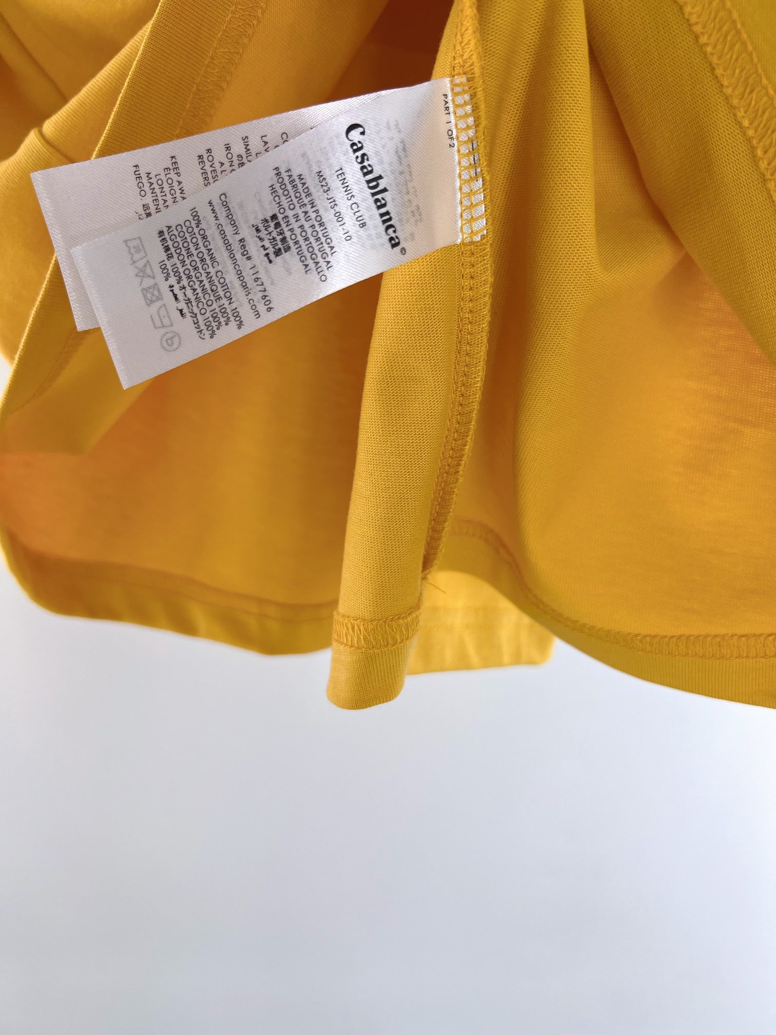 Gelbes und weißes T-Shirt
