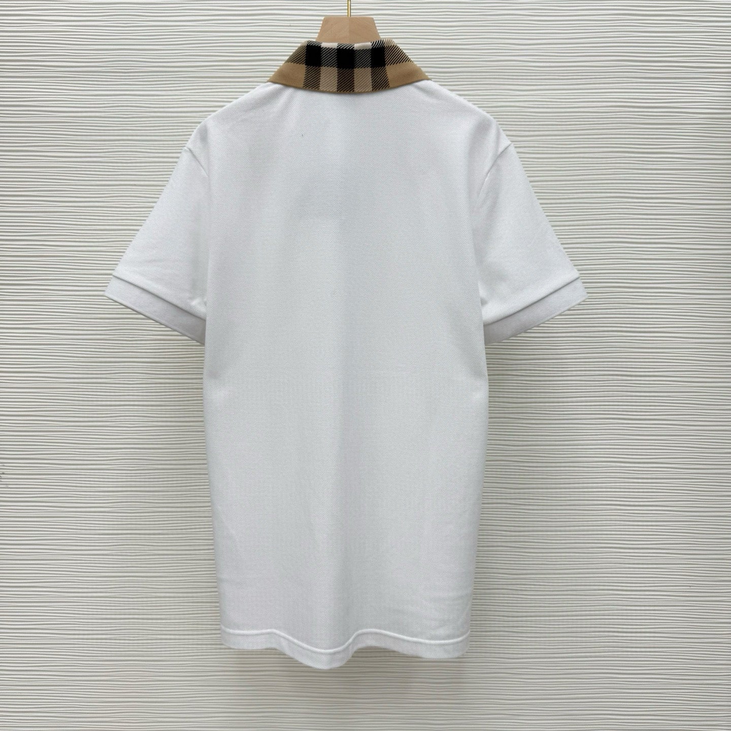 schwarzes und weißes Poloshirt