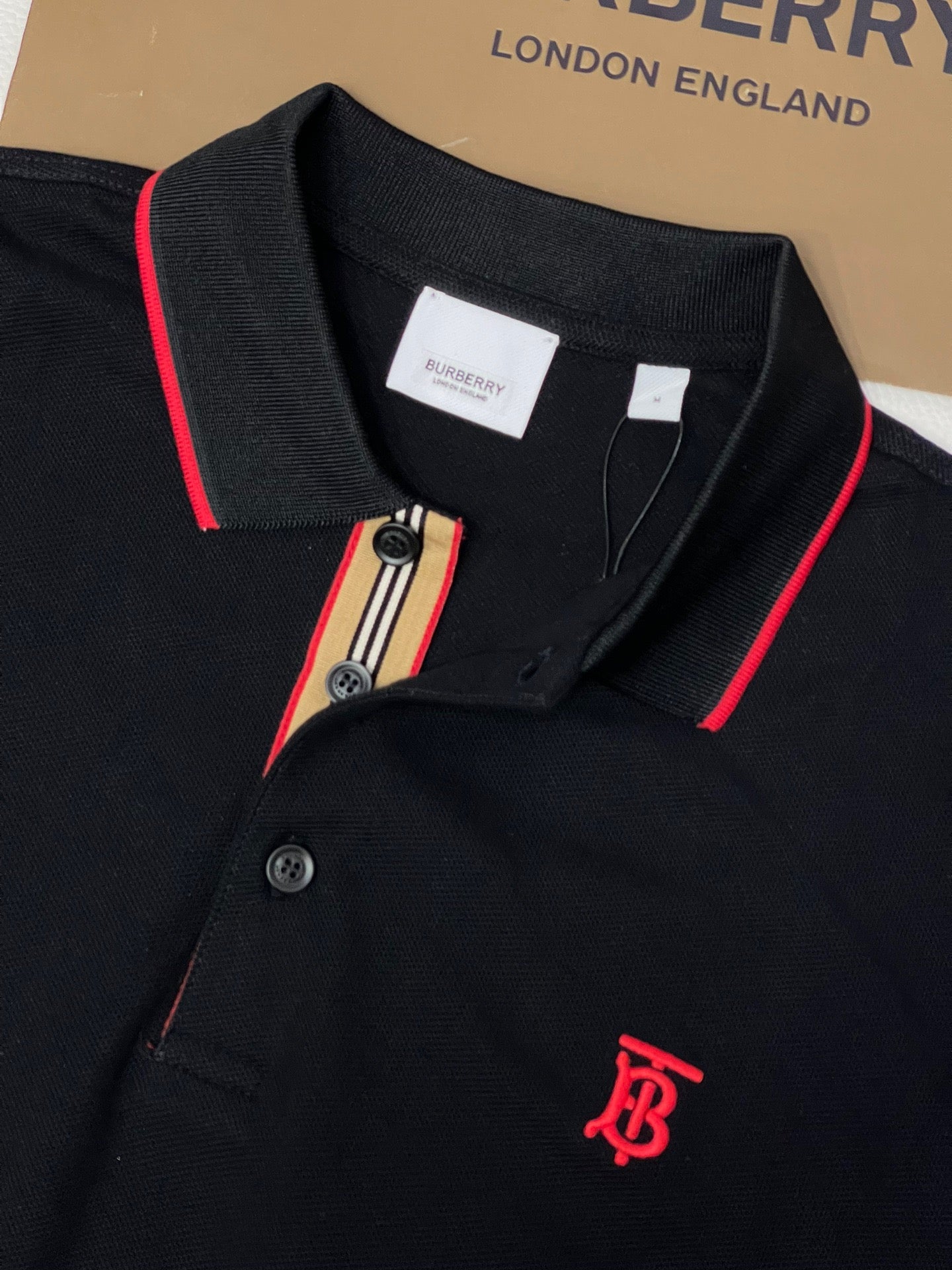 Poloshirt in Schwarz, Weiß, Marineblau und Hellblau