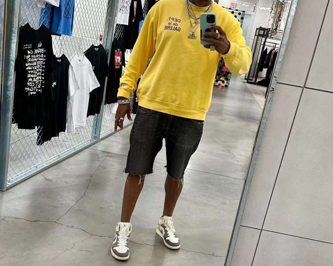 Gelbes Sweatshirt