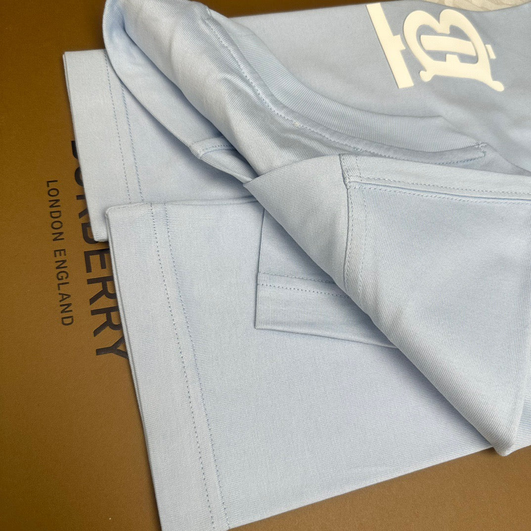 Schwarzes, khakifarbenes und weißes T-Shirt