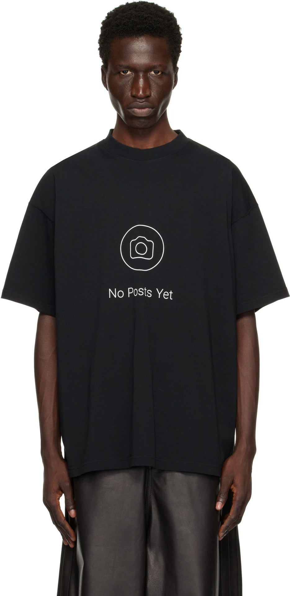 Weißes und schwarzes T-Shirt