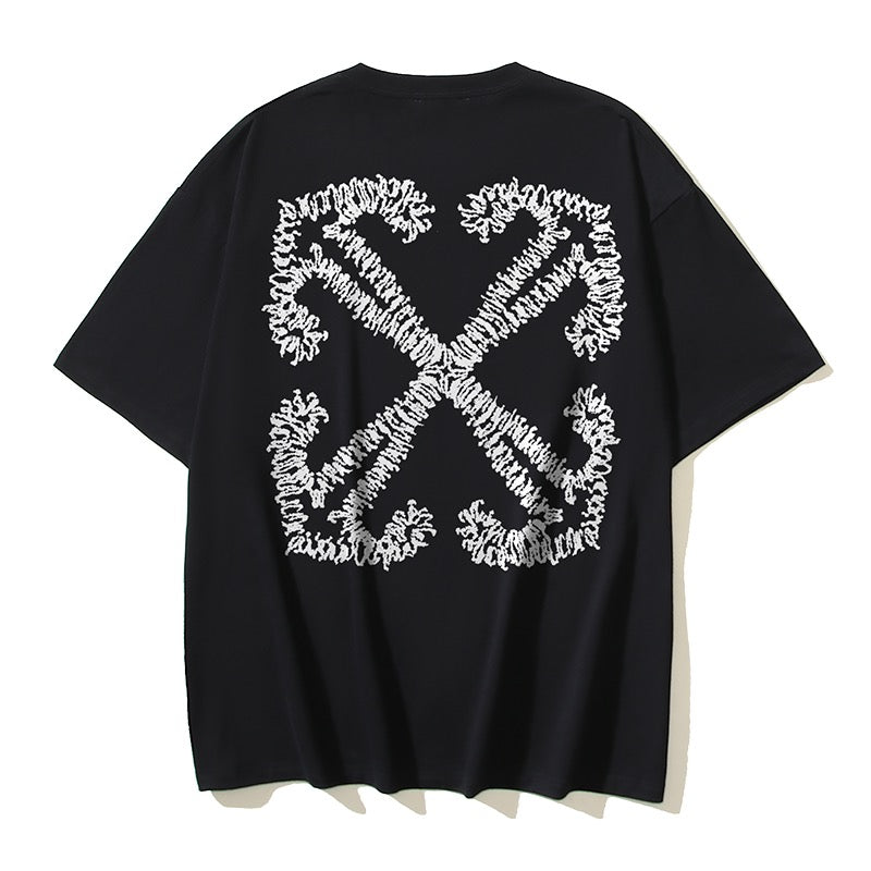 Weißes und schwarzes T-Shirt