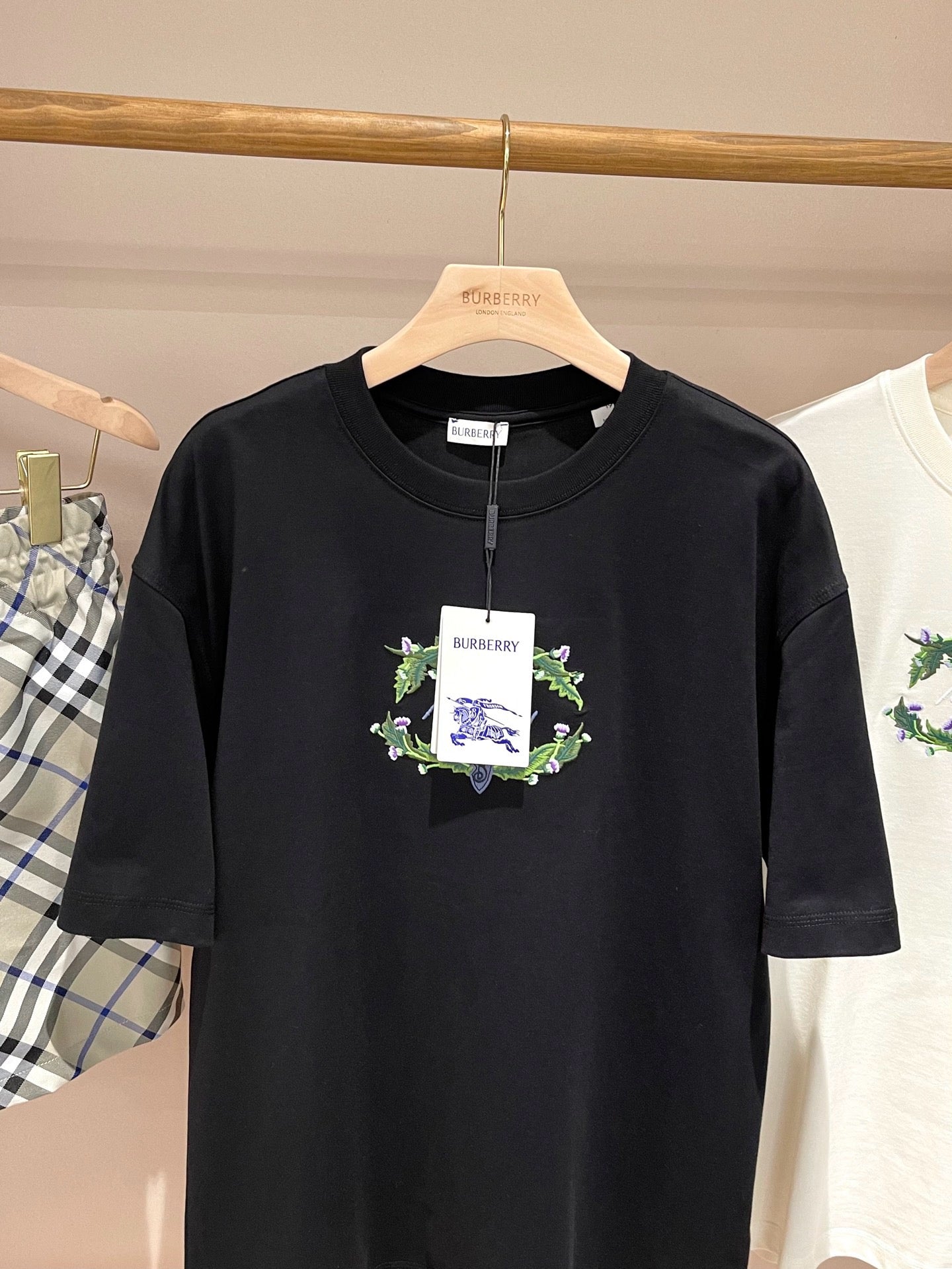 تي شيرت أبيض وأسود