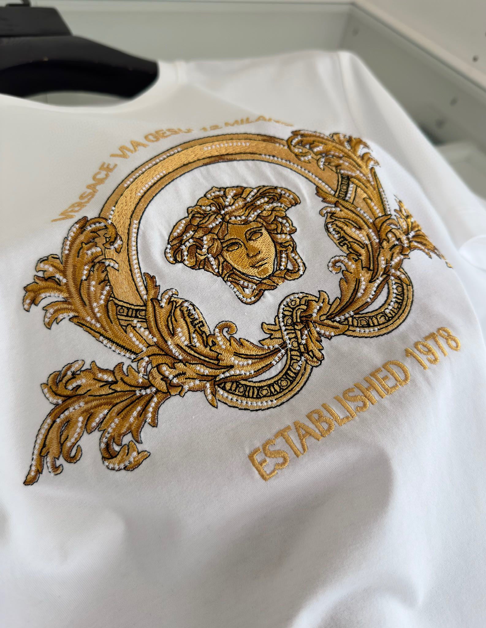 Schwarz-weißes T-Shirt