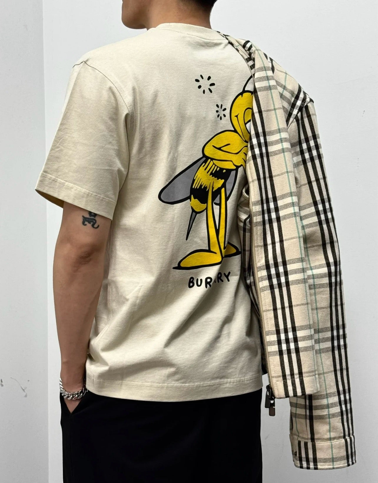 Aprikosen- und graues T-Shirt