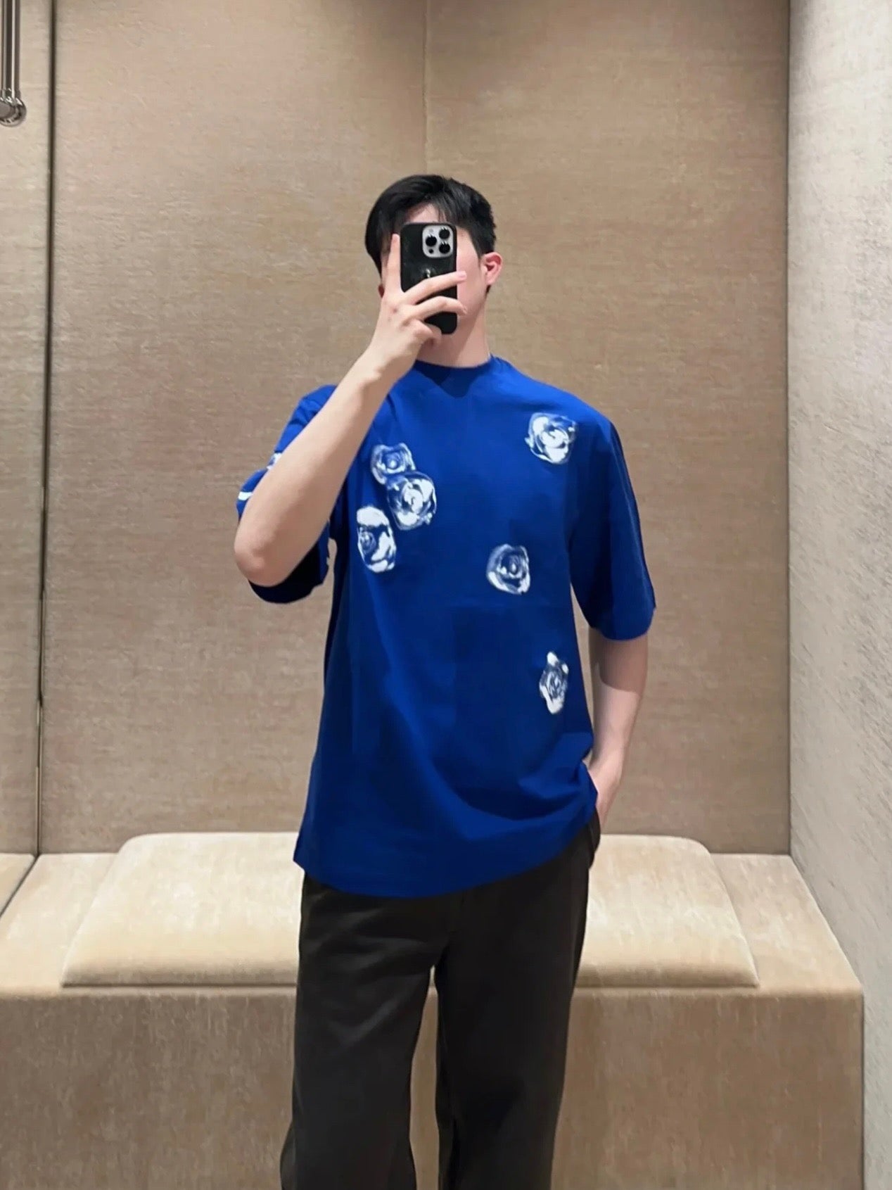 Weißes und himmelblaues T-Shirt