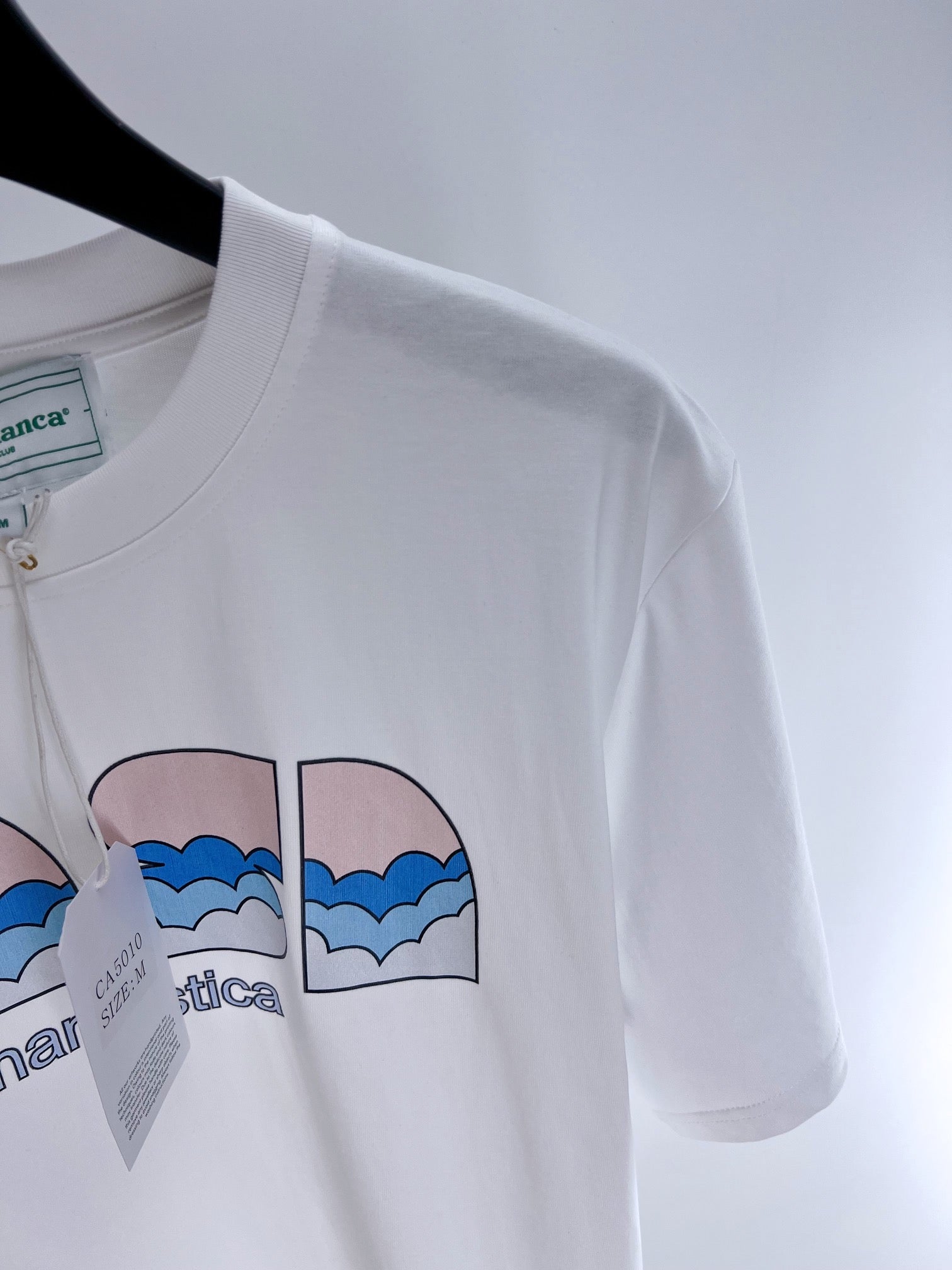Graues und weißes T-Shirt