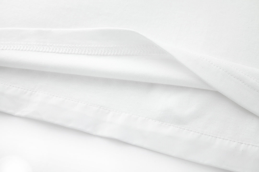 تي شيرت أبيض وأسود